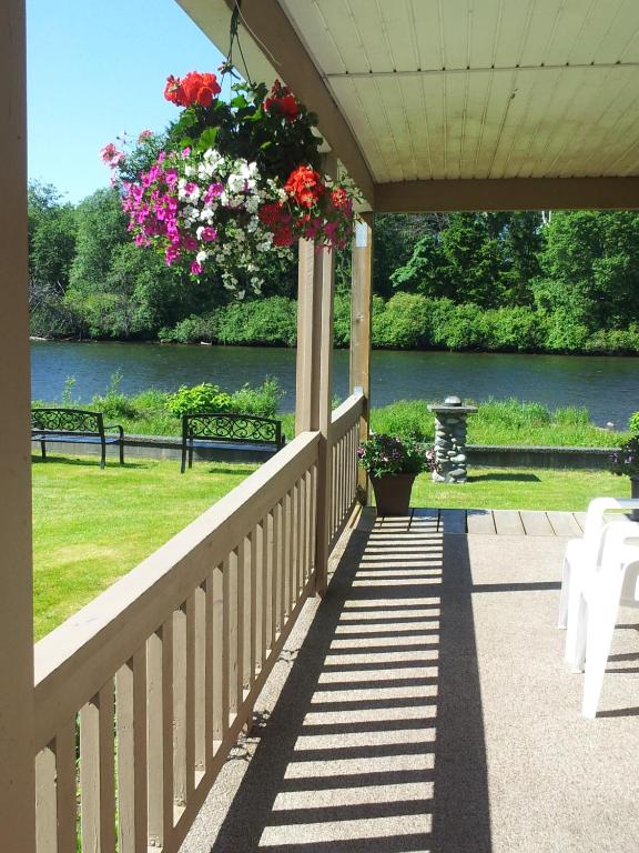 Campbell River Lodge by Riverside photo 2