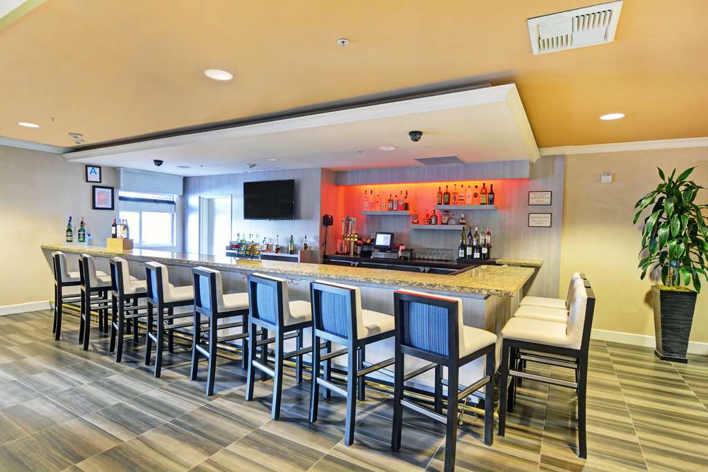 Embassy Suites by Hilton Valencia photo 2