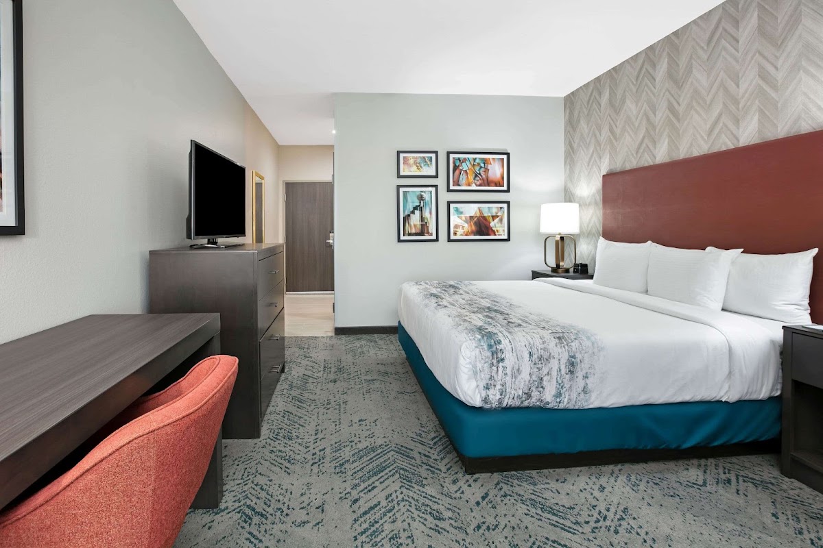 La Quinta Inn & Suites by Wyndham DFW West-Glade Parks photo 2