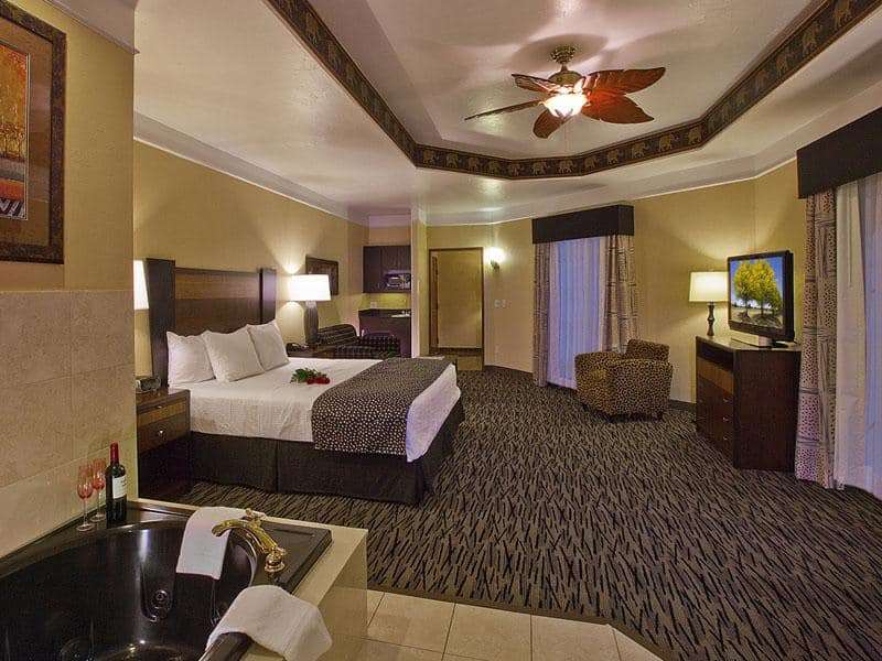 La Quinta Inn & Suites by Wyndham OKC North - Quail Springs photo 2