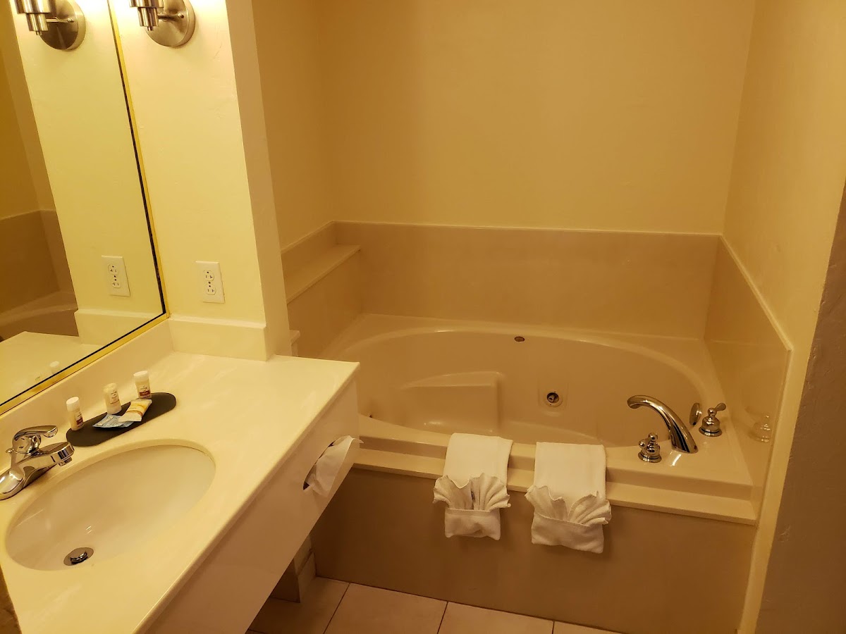 La Quinta Inn & Suites by Wyndham OKC North - Quail Springs photo 3