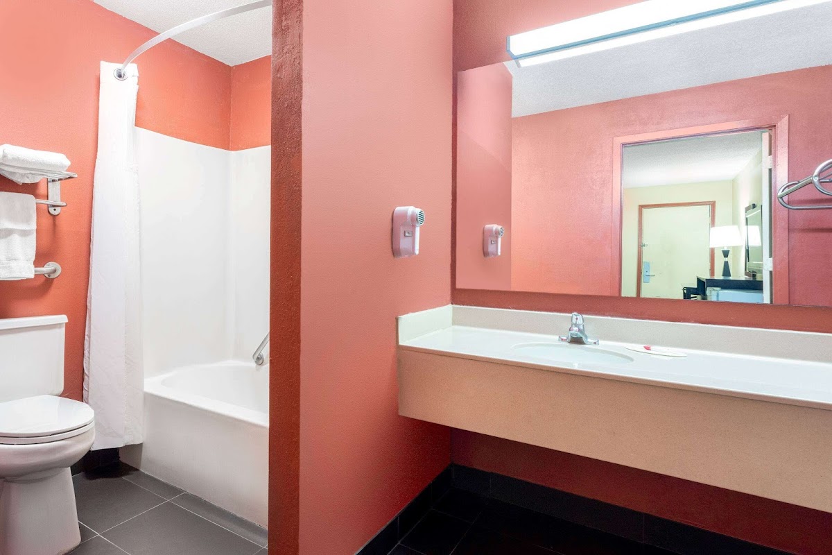 Travelodge by Wyndham Richmond IN photo 3