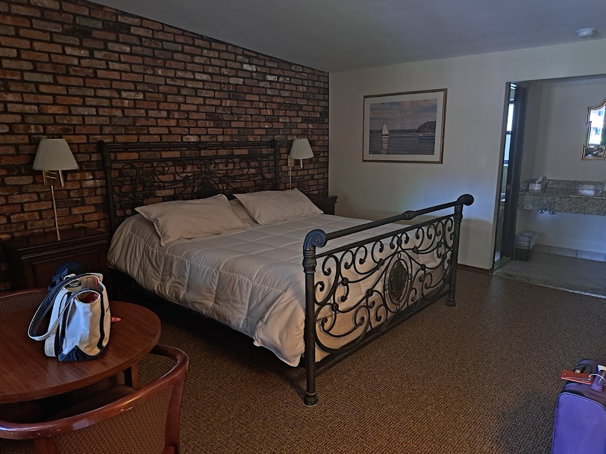 Chalet Inn & Suites photo 2