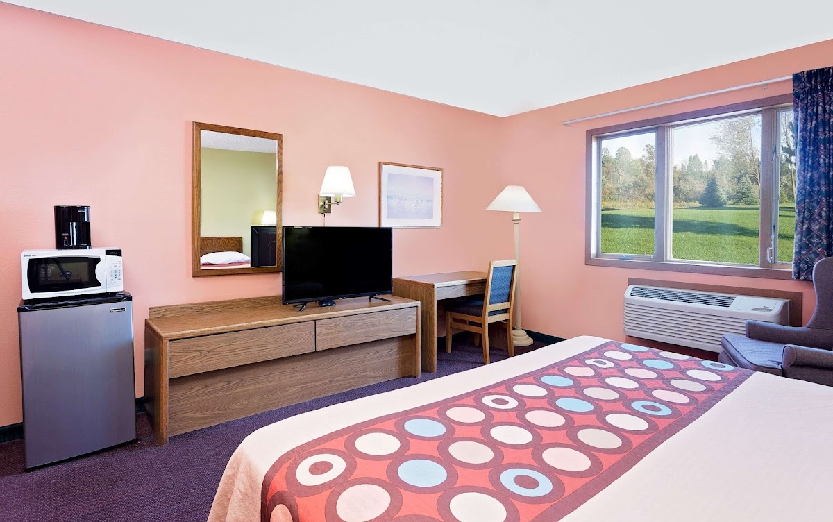Super 8 by Wyndham Sturgeon Bay photo 2