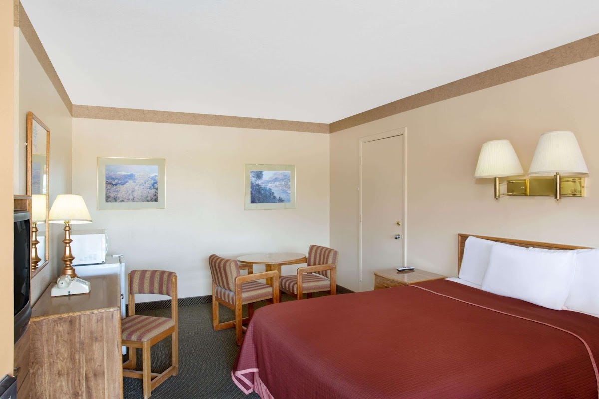 Howard Johnson by Wyndham Brigham City photo 2