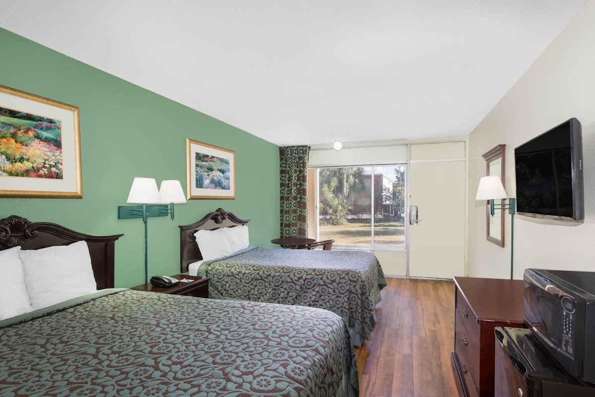 Travelodge by Wyndham Fort Myers North photo 2