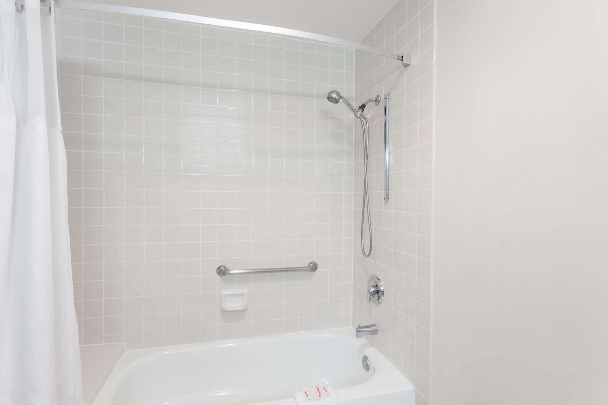 Ramada by Wyndham Oceanside photo 3