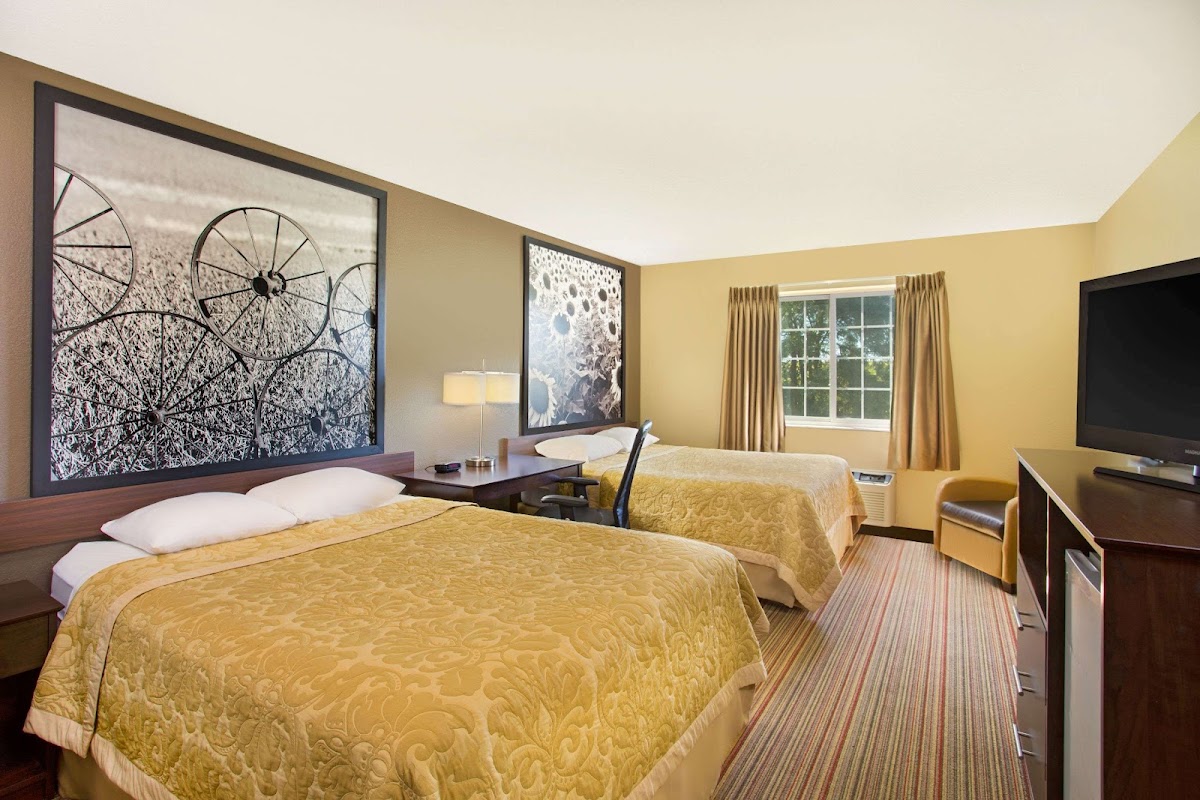 Super 8 by Wyndham New Hampton photo 2