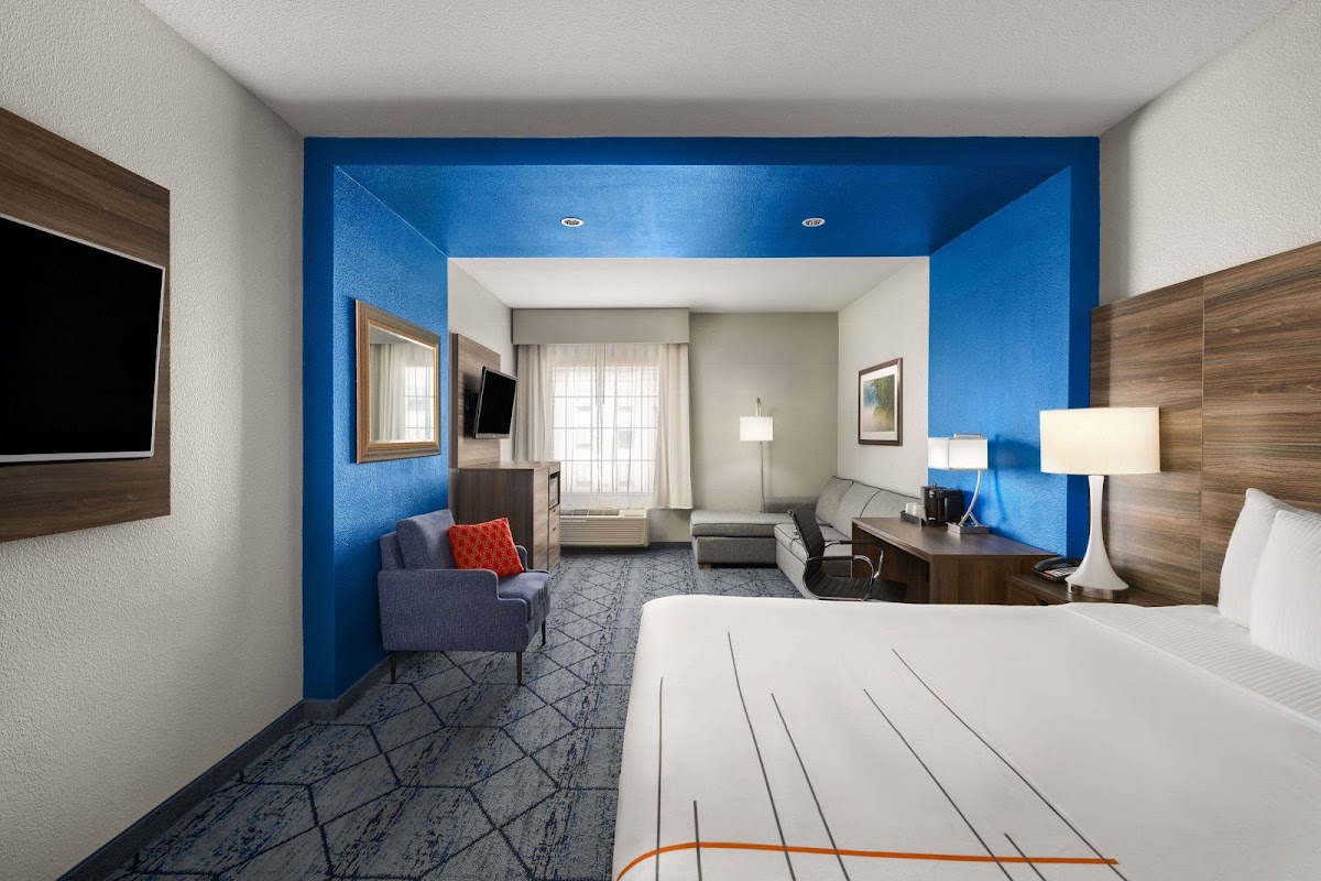 La Quinta Inn & Suites by Wyndham Denton - University Drive photo 2