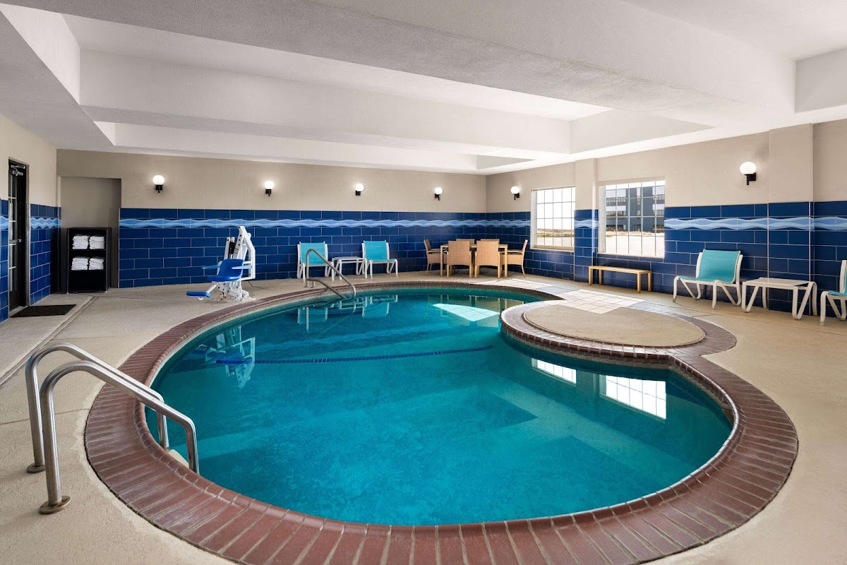 La Quinta Inn & Suites by Wyndham Denton - University Drive photo 3