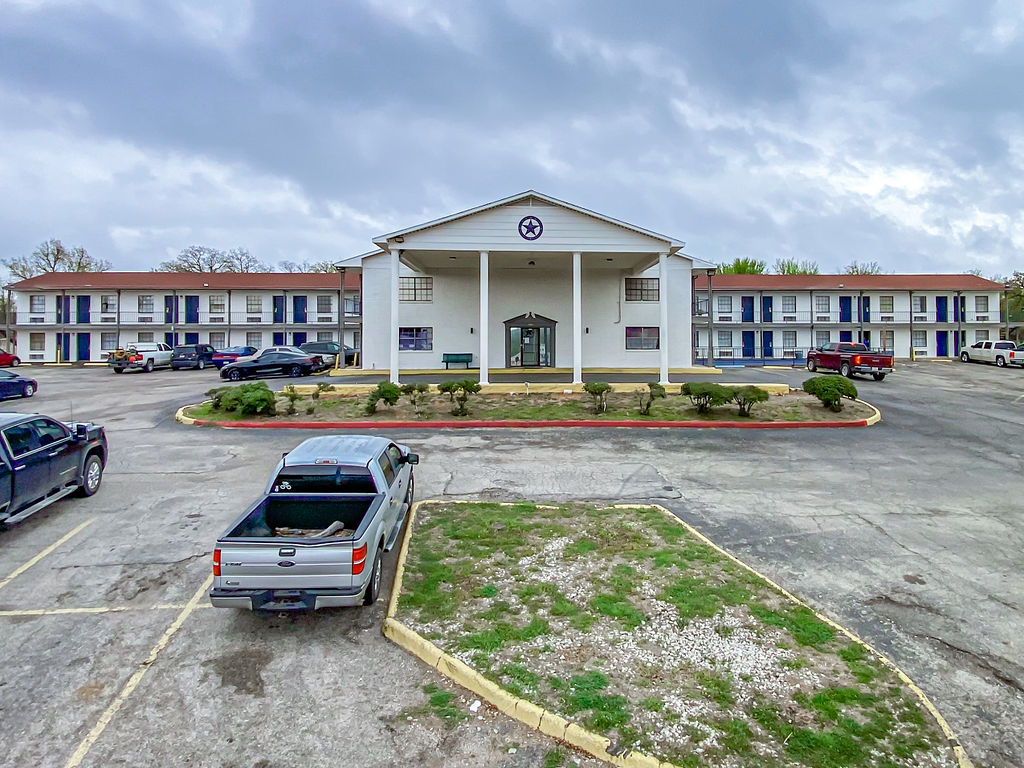 Salt Creek Lodge (Executive Inn)