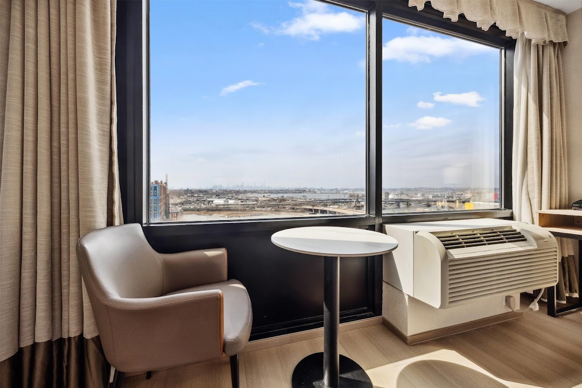 Ramada by Wyndham Flushing Queens photo 2