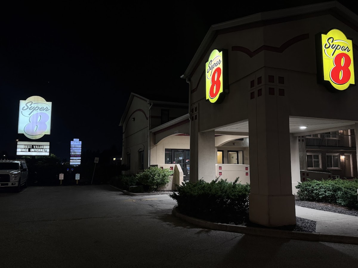 Super 8 by Wyndham Guelph photo 3