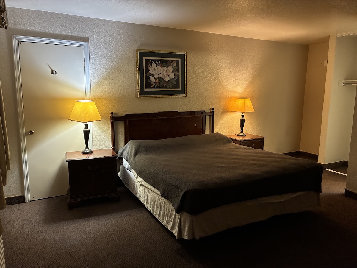 Caravelle Inn & Suites W&E photo 3
