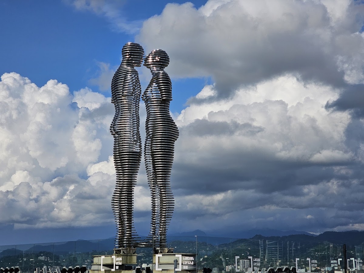 Ali & Nino Statue