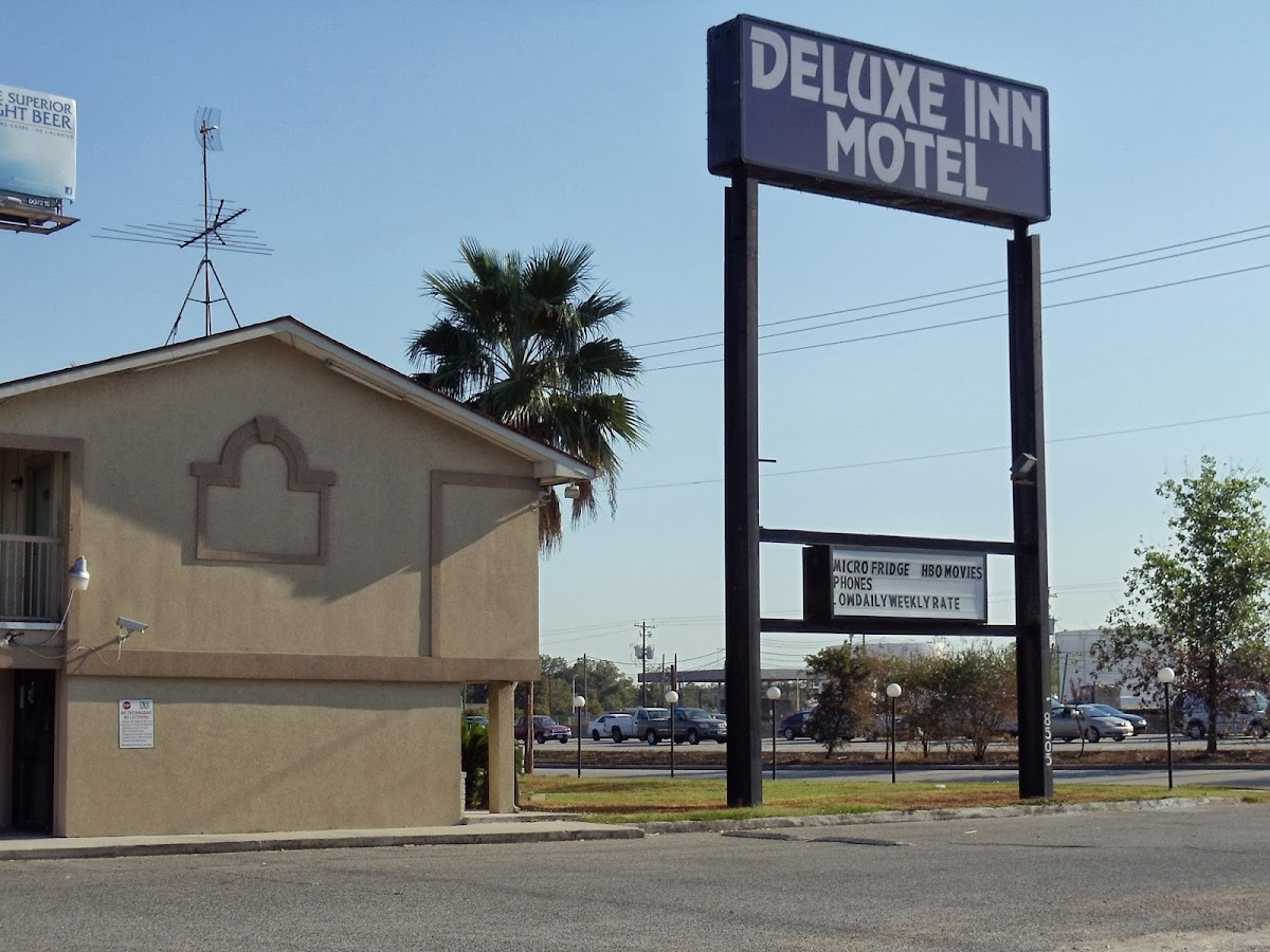 Deluxe Inn Motel