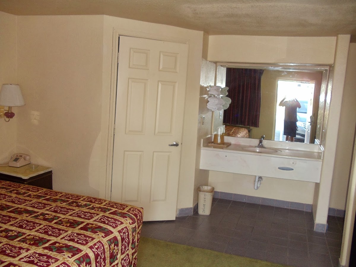 Deluxe Inn Motel photo 2
