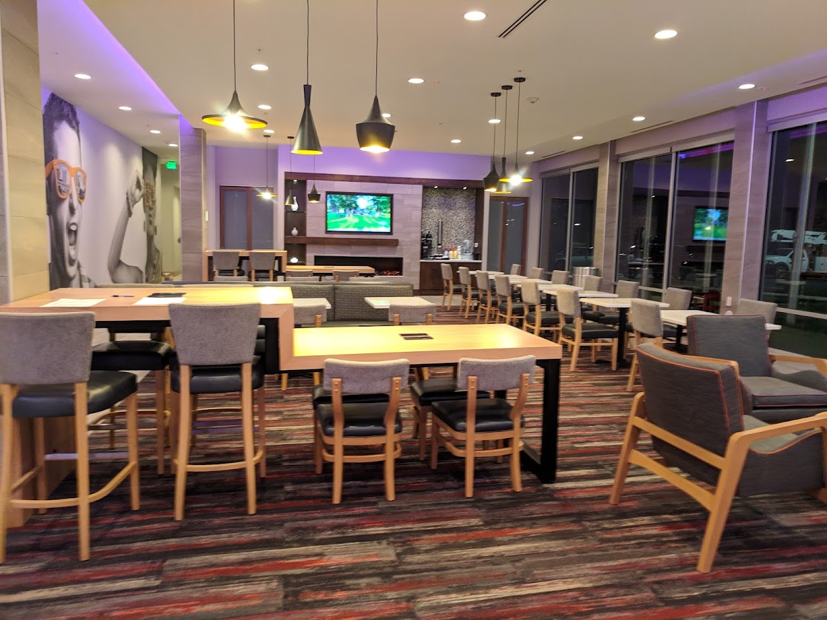 La Quinta Inn & Suites by Wyndham Greensboro Arpt High Point photo 2