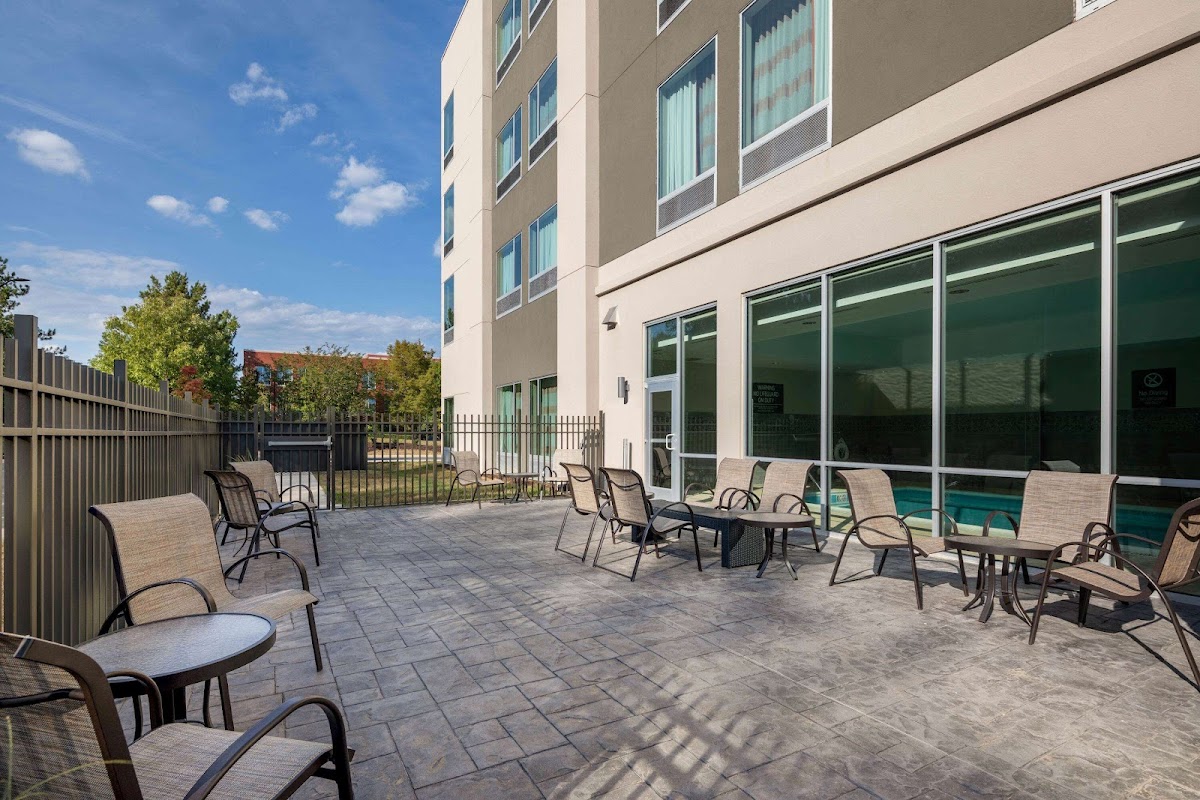 La Quinta Inn & Suites by Wyndham Greensboro Arpt High Point photo 3