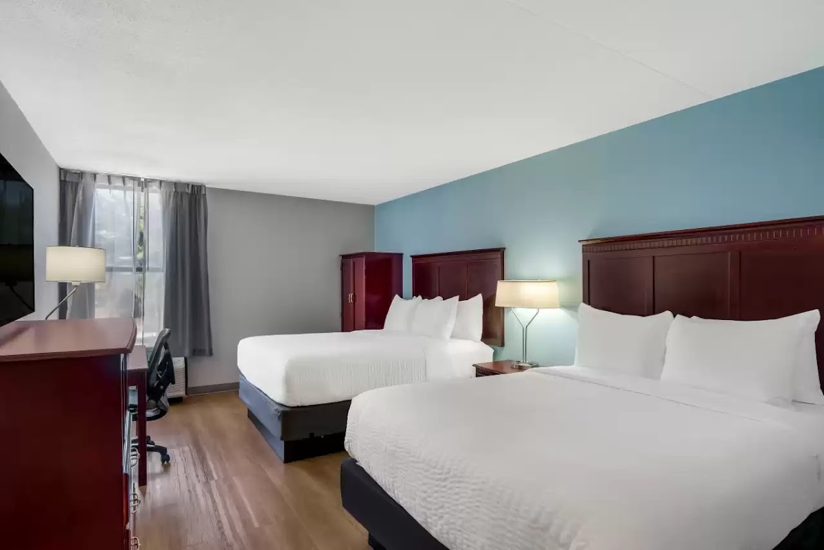 Clarion Inn & Suites Grand Rapids Airport photo 2