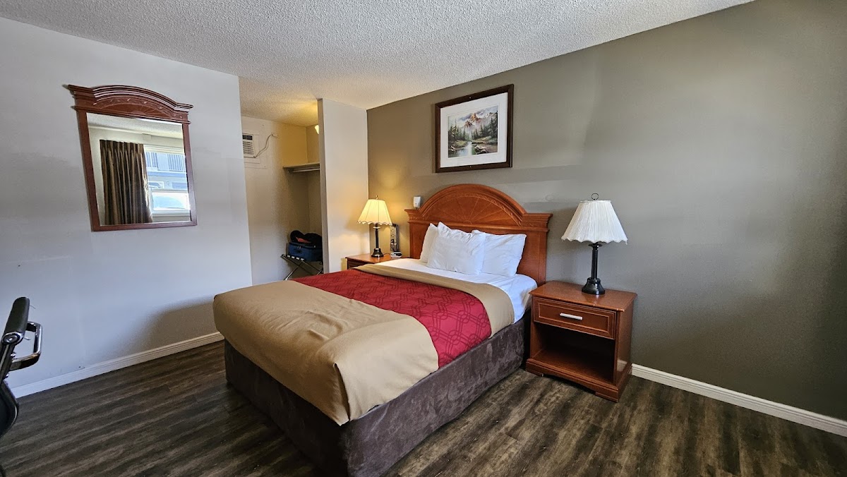 Econo Lodge Inn & Suites photo 2