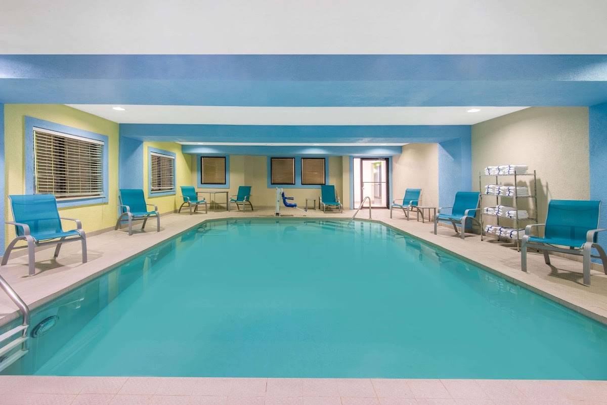 La Quinta Inn & Suites by Wyndham Erie photo 3