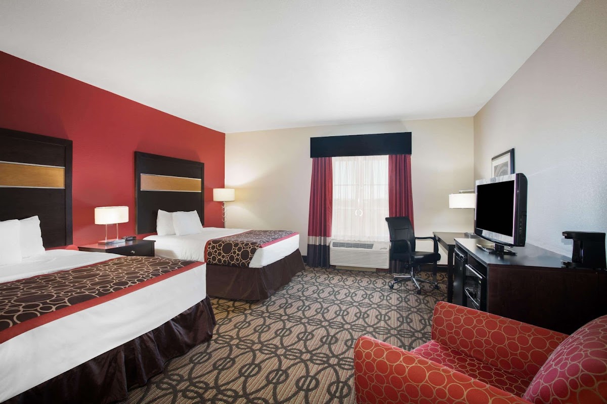 La Quinta Inn & Suites by Wyndham Pearsall photo 2