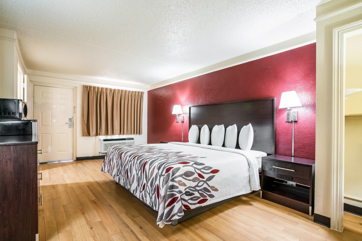 Red Roof Inn North Dallas - Park Central photo 2