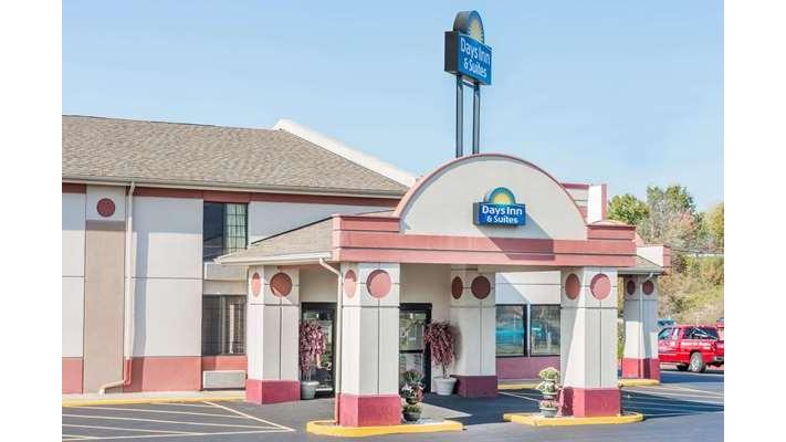 Days Inn & Suites by Wyndham Youngstown / Girard Ohio