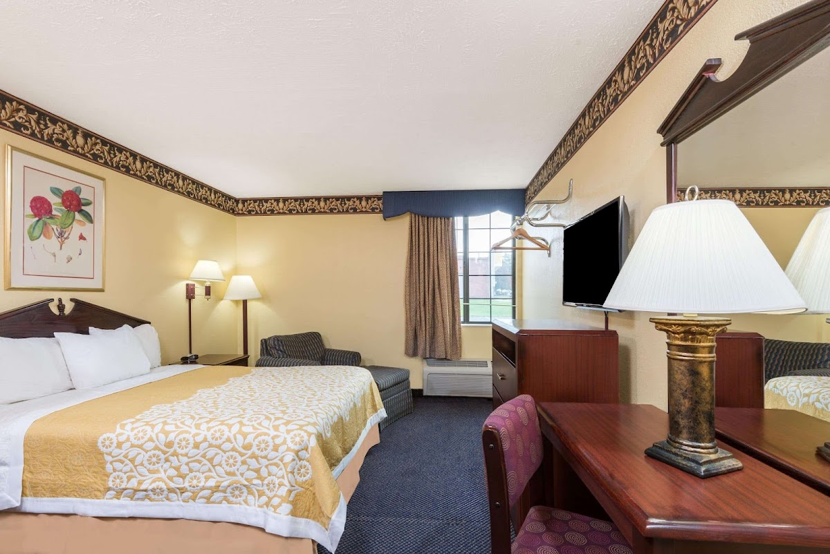 Days Inn & Suites by Wyndham Youngstown / Girard Ohio photo 2
