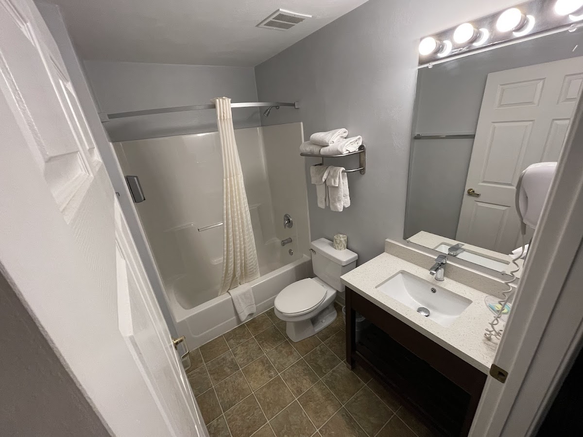 Luxbury Inn & Suites photo 3
