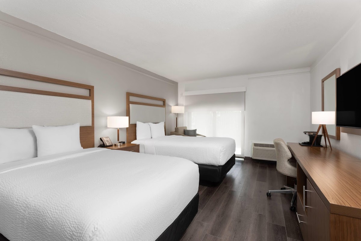 La Quinta Inn & Suites by Wyndham Ft Lauderdale Cypress Cr photo 2