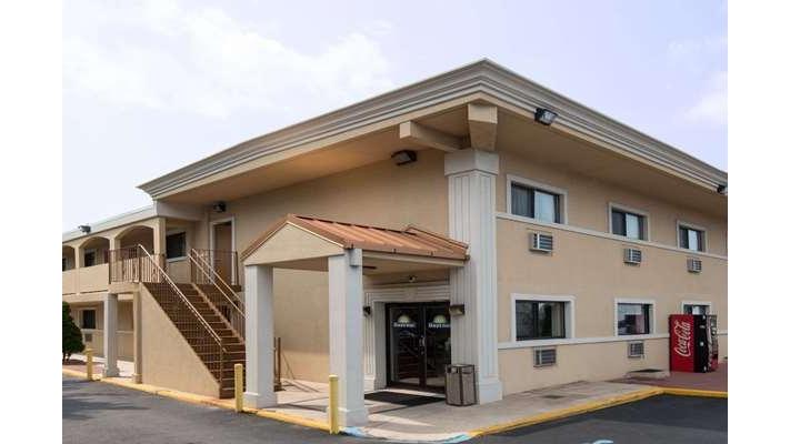 Days Inn by Wyndham Long Island/Copiague