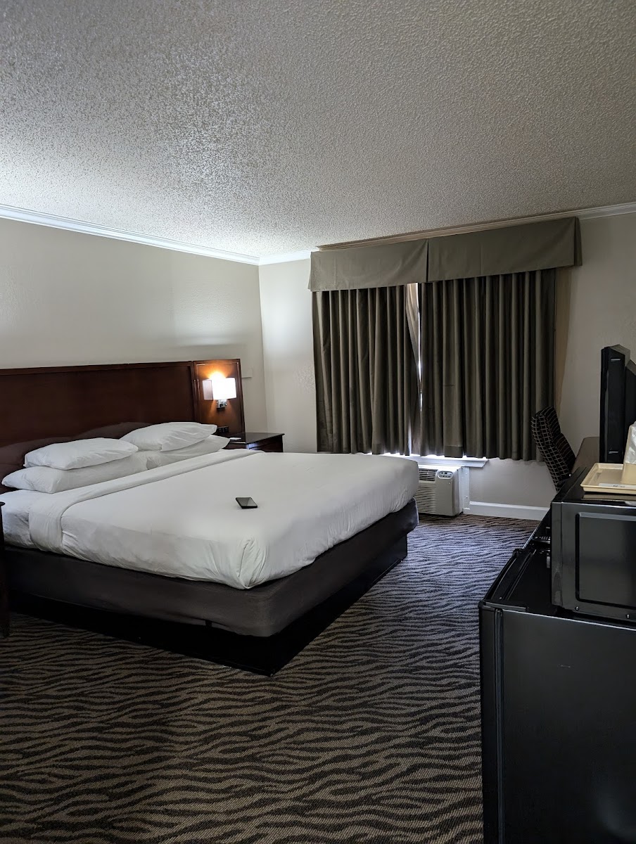 Hometown Inn & Suites