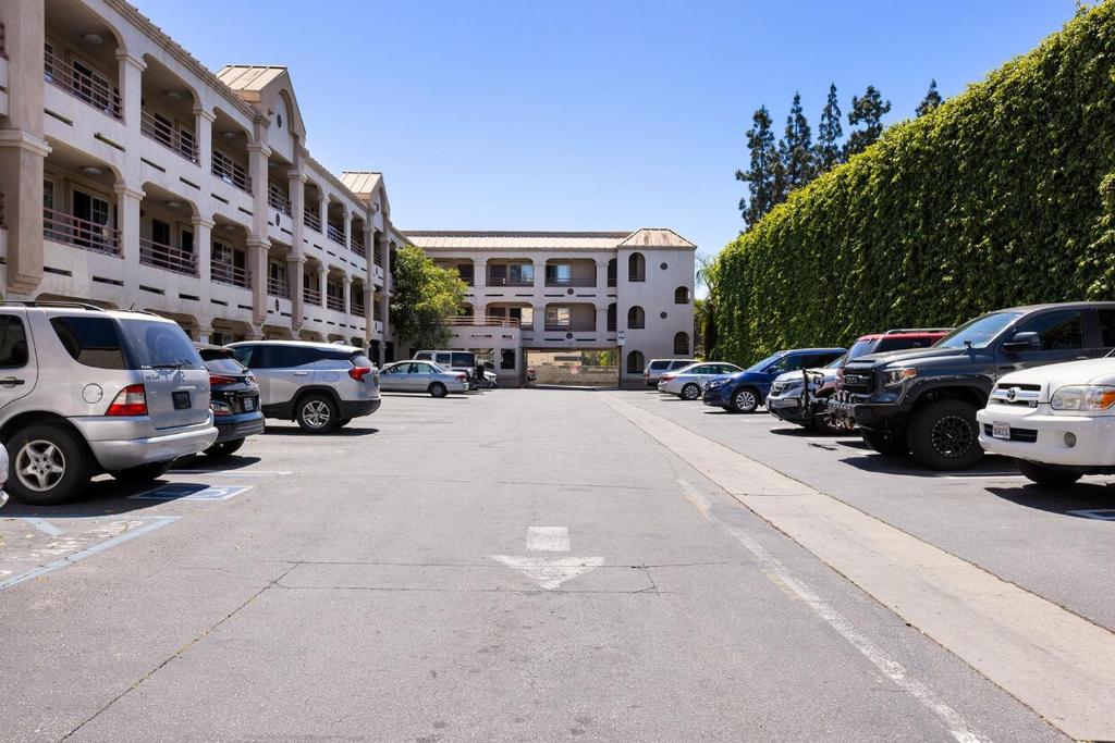 Paradise Lodge - Canoga Park