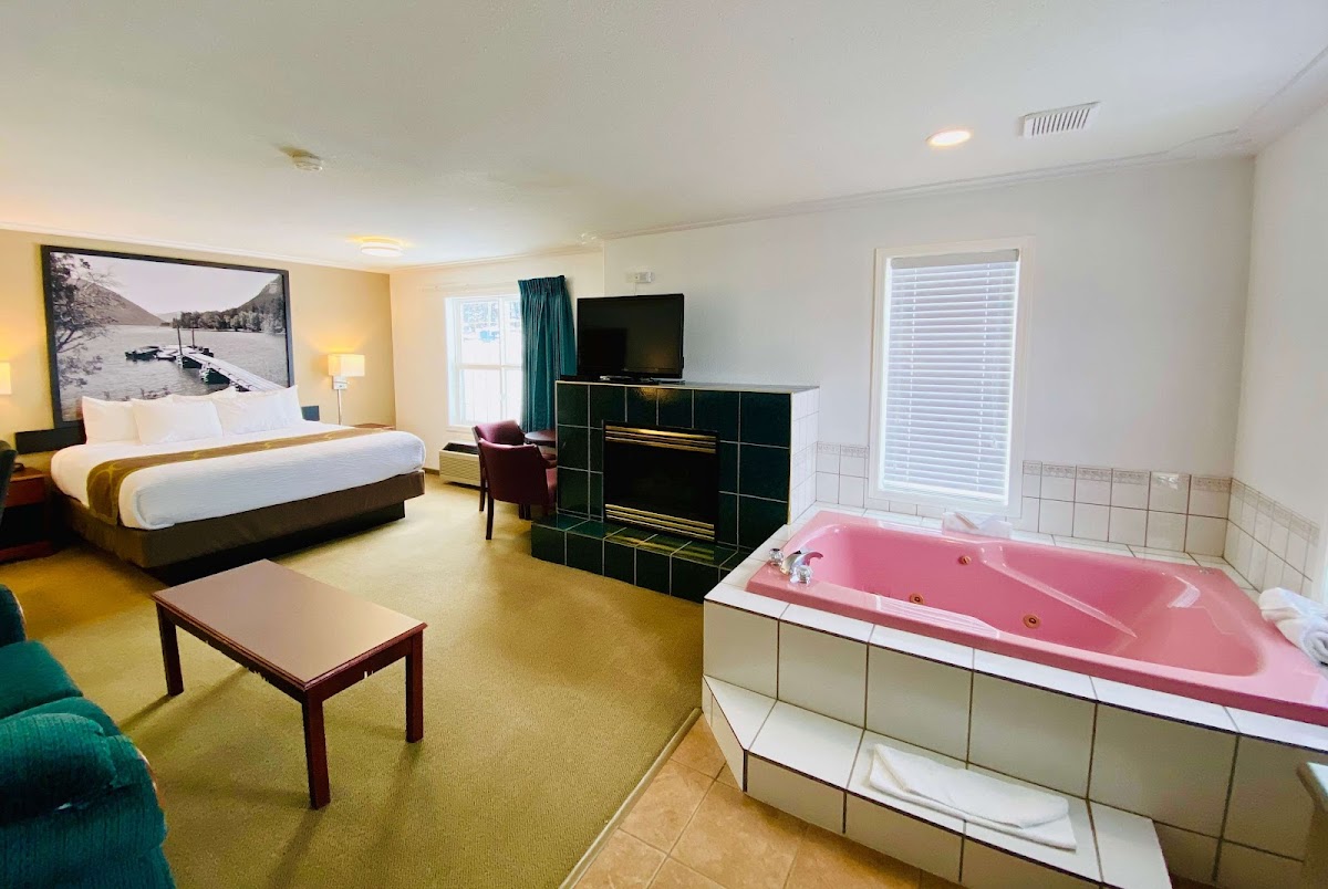 Super 8 by Wyndham 100 Mile House photo 2