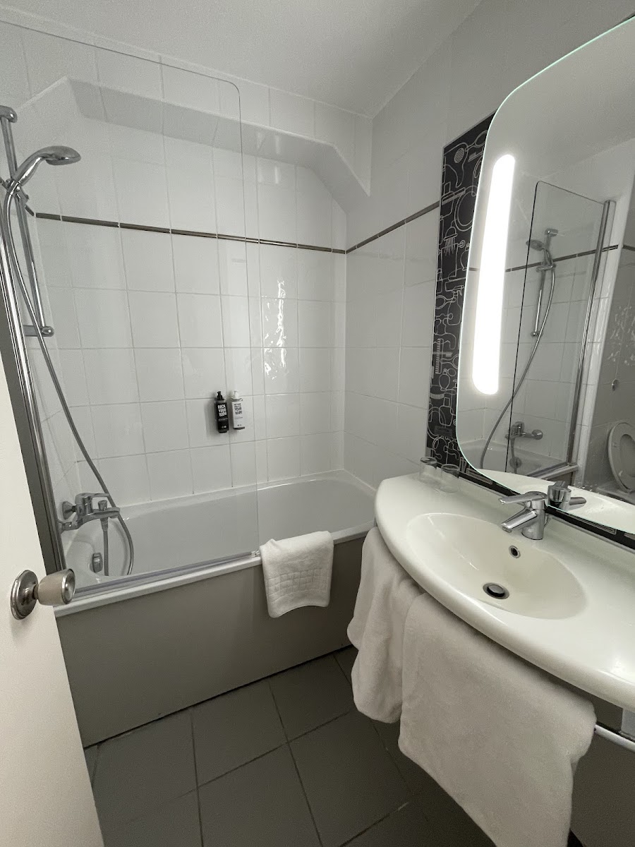 ibis London Luton Airport photo 3