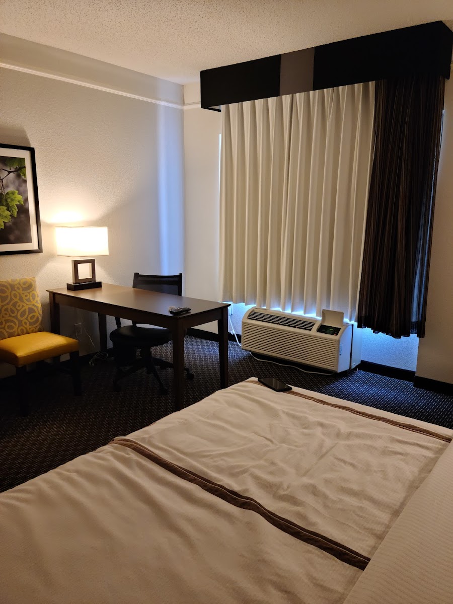 La Quinta Inn & Suites by Wyndham Fort Worth City View photo 3