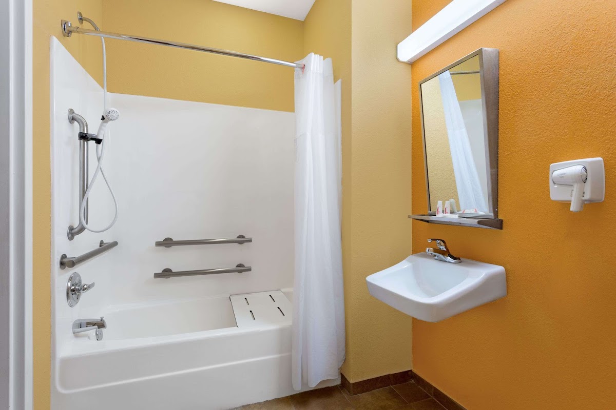 Microtel Inn & Suites by Wyndham Greenville/University Med photo 3