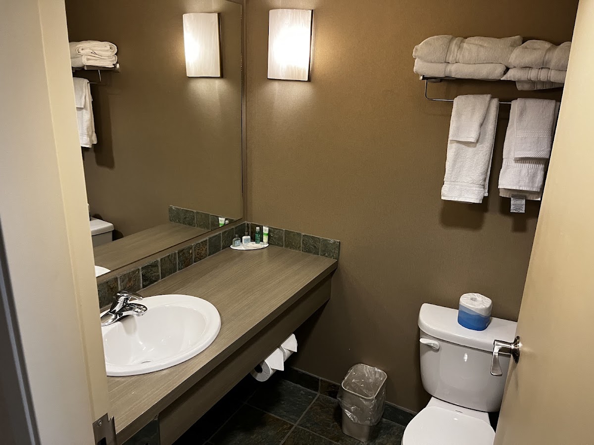 Ramada by Wyndham Nanaimo photo 2
