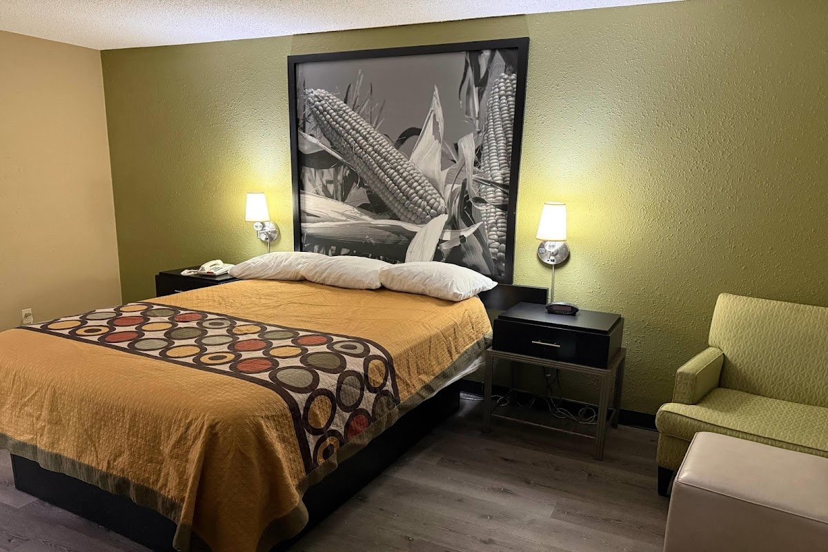 Super 8 by Wyndham Mendota I-39 photo 2