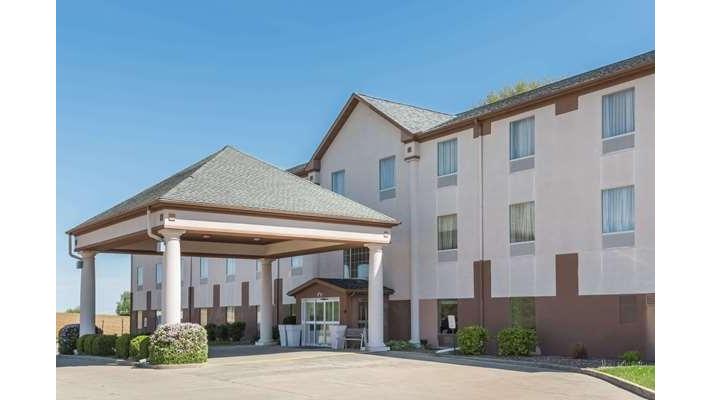Seasons Inn & Suites Highland (Former - Baymont by Wyndham Highland)
