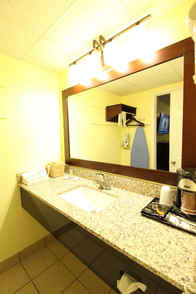 Regency Inn Pittsburg KS photo 3