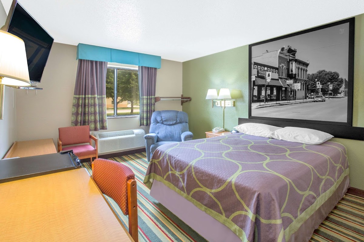 Super 8 by Wyndham Champaign photo 2