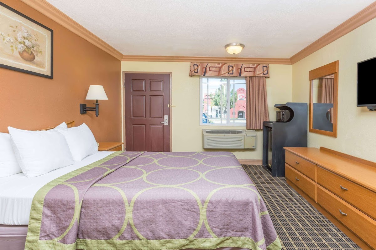 Super 8 by Wyndham Azusa photo 2