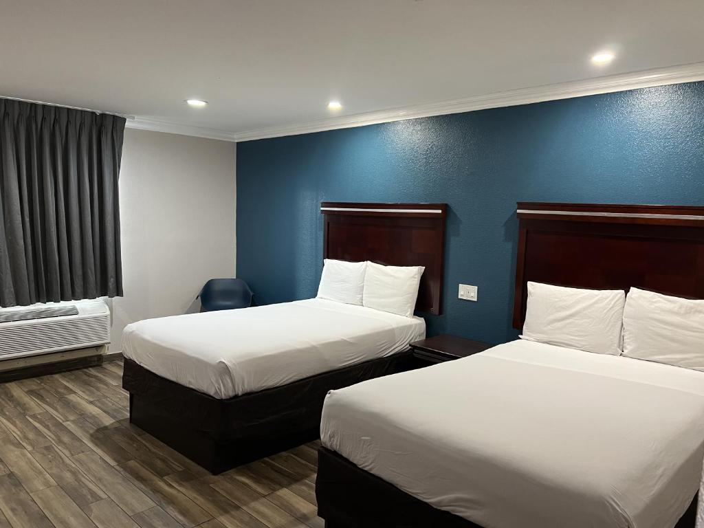 Super 8 by Wyndham Mesa Downtown Near Convention Center photo 2