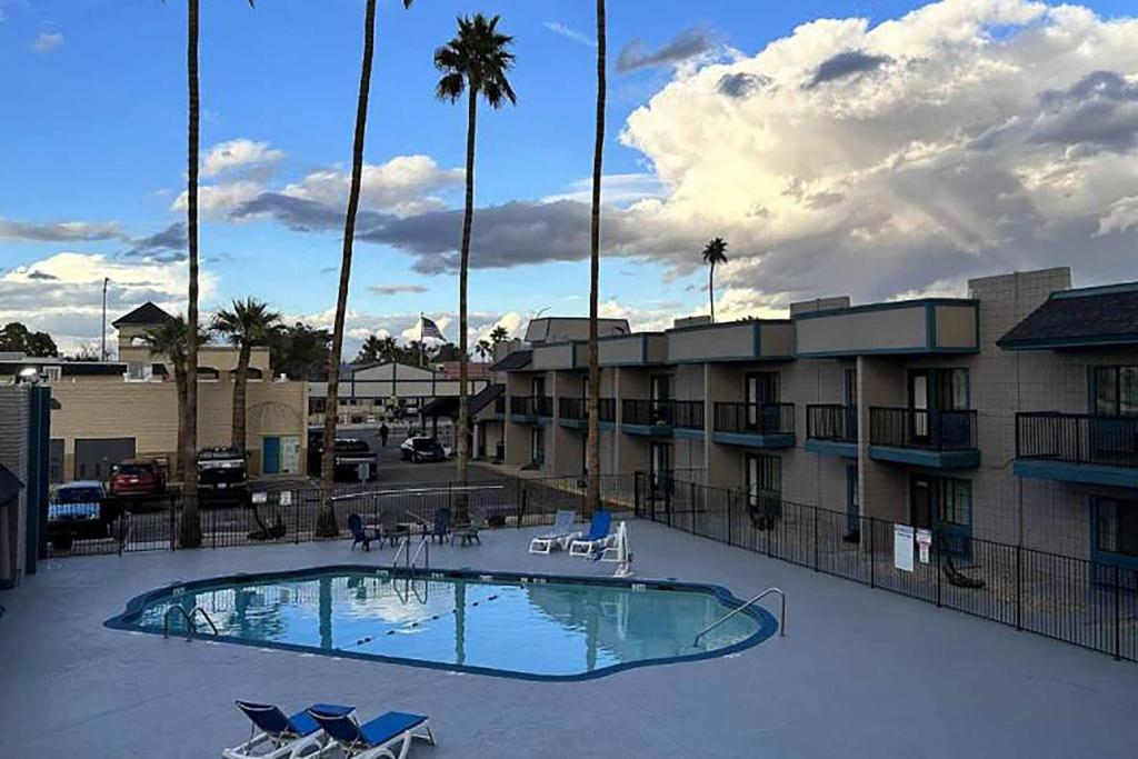 Super 8 by Wyndham Mesa Downtown Near Convention Center photo 3