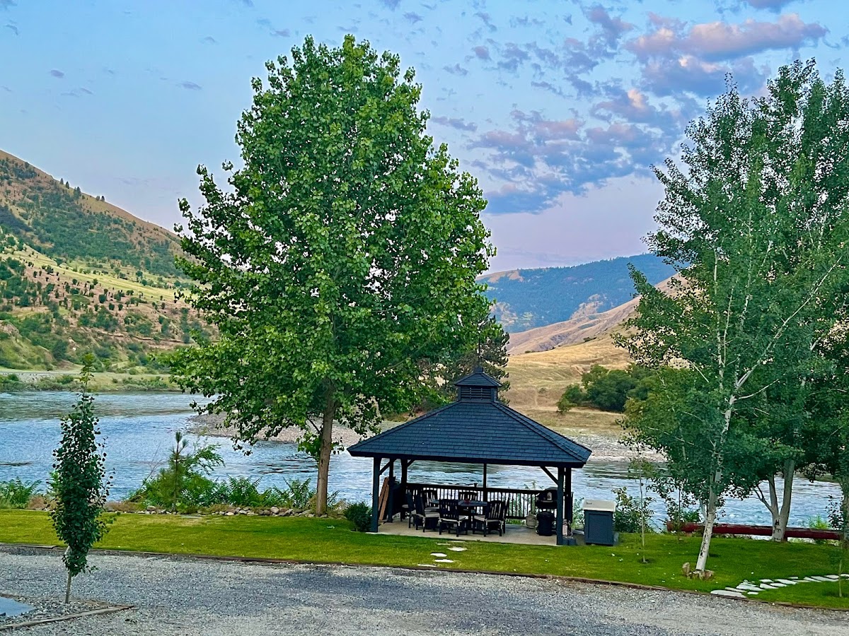 Steelhead Lodge photo 2