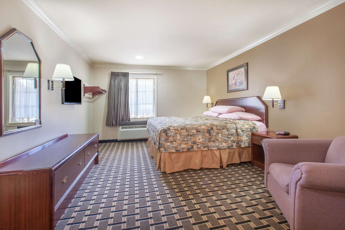 Super 8 by Wyndham Tyler TX photo 2