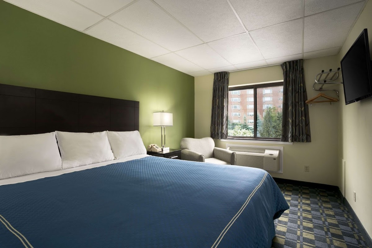 Travelodge by Wyndham Cleveland Lakewood photo 2